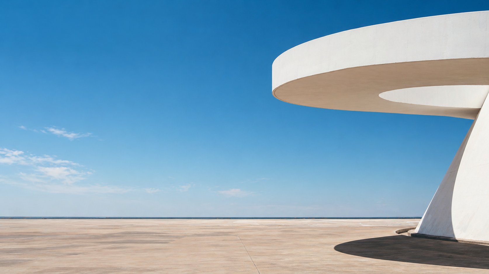 Arquitetura modernista de Brasília — marquise curva de concreto branco contra o céu.